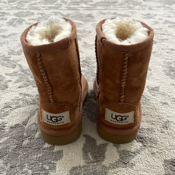 LIKE NEW💫 Toddler 6 UGG medium - Picture 2 of 9